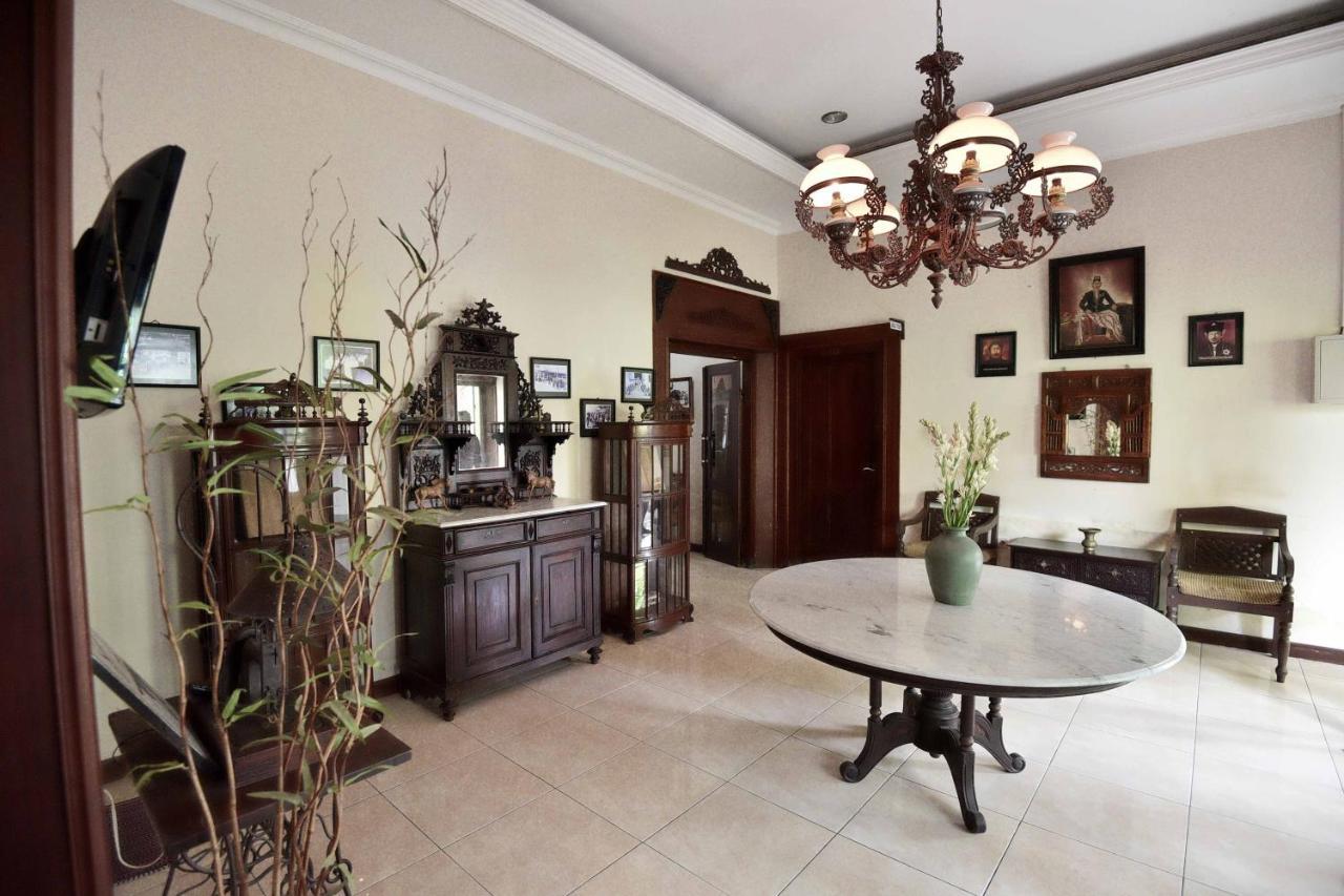 Ndalem Maharani Guest House Yogyakarta Extérieur photo