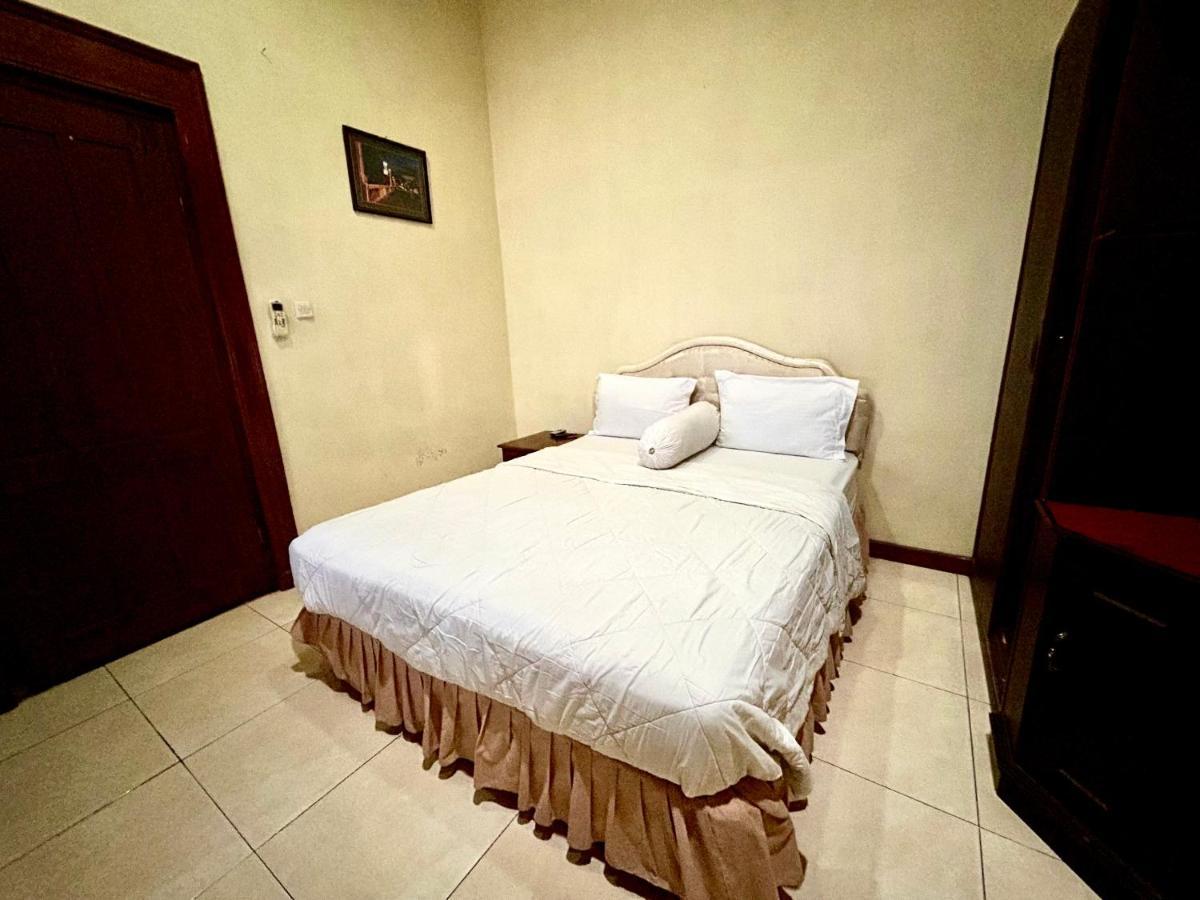 Ndalem Maharani Guest House Yogyakarta Extérieur photo