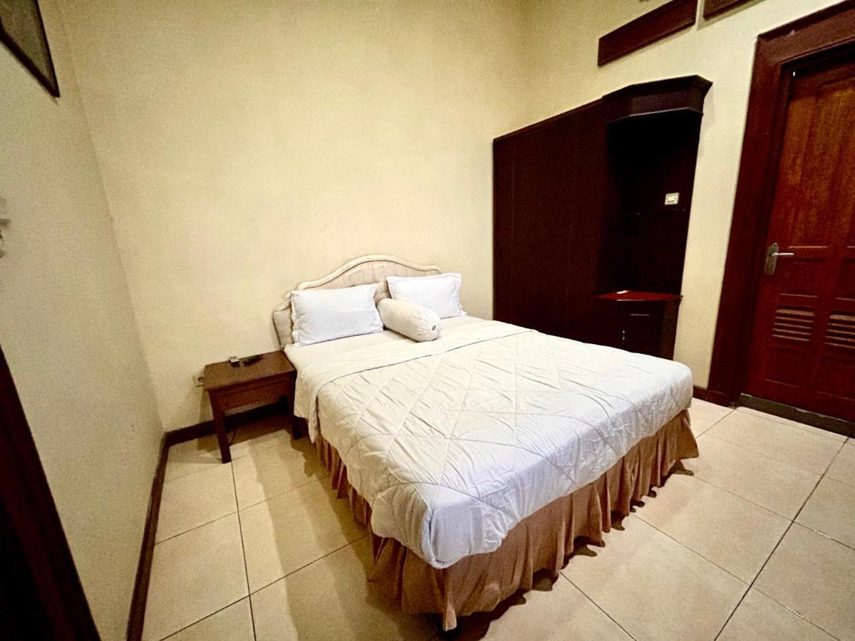 Ndalem Maharani Guest House Yogyakarta Extérieur photo