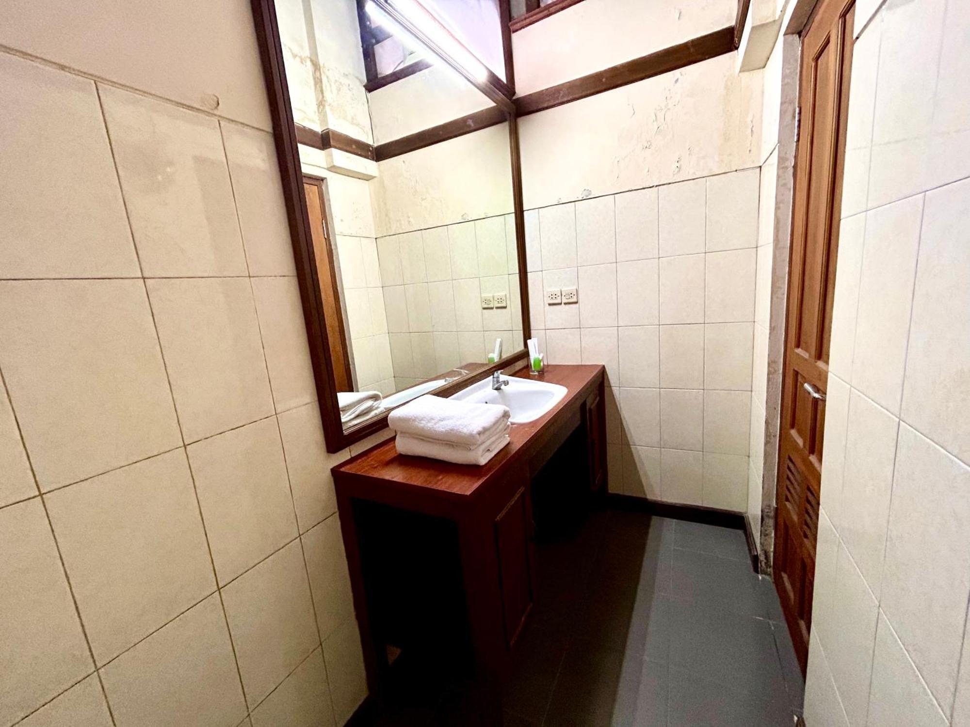 Ndalem Maharani Guest House Yogyakarta Extérieur photo